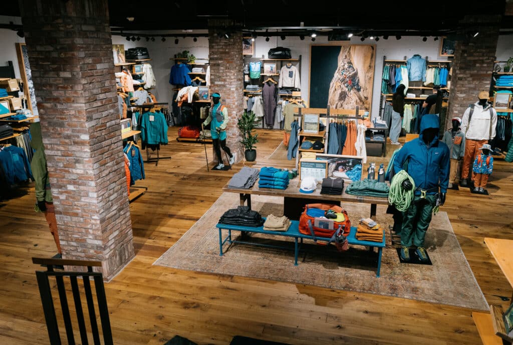 alte eiche wagon dielenboden patagonia store amsterdam