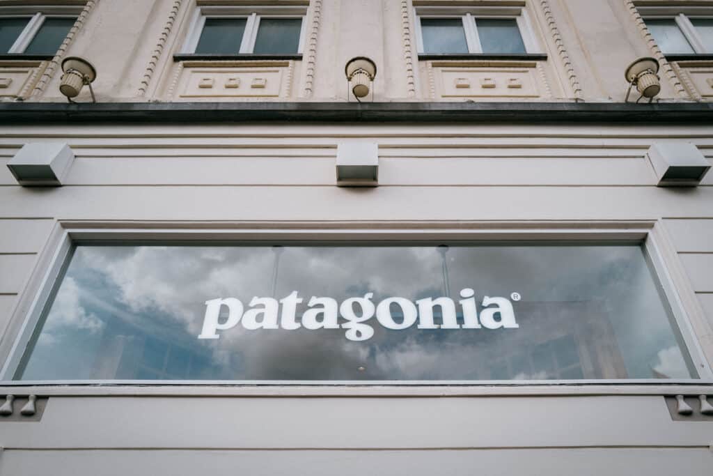 Marke Patagonia auf der Fassade des Gebäudes